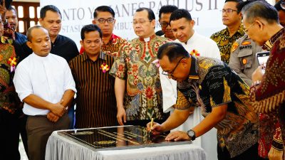 Pj. Wali Kota Bekasi, Gani Muhamad, hadir dalam acara peresmian gereja tersebut sebagai bentuk nyata dukungan pemerintah terhadap pembangunan tempat ibadah bagi umat beragama.