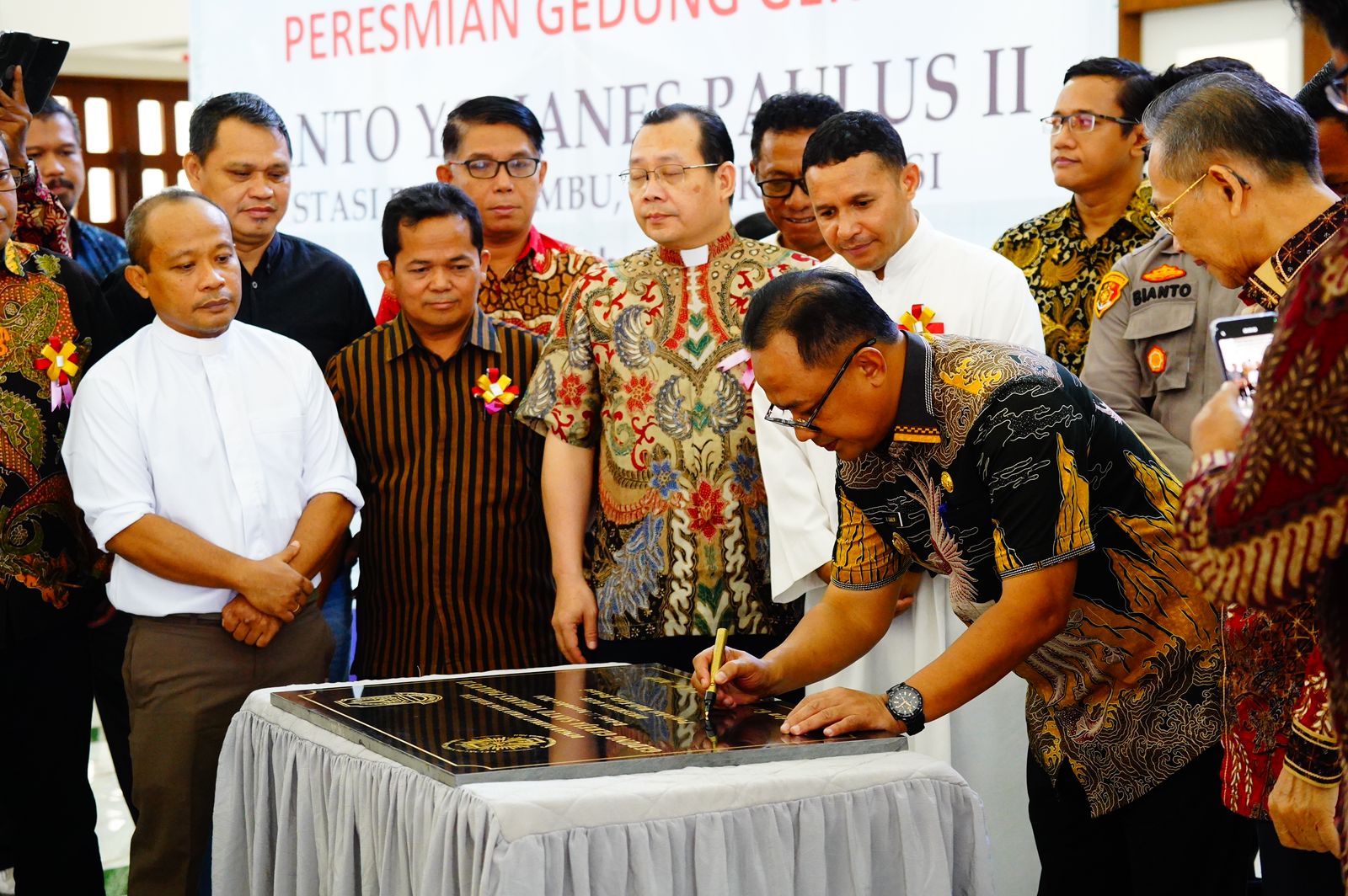 Pj. Wali Kota Bekasi, Gani Muhamad, hadir dalam acara peresmian gereja tersebut sebagai bentuk nyata dukungan pemerintah terhadap pembangunan tempat ibadah bagi umat beragama.