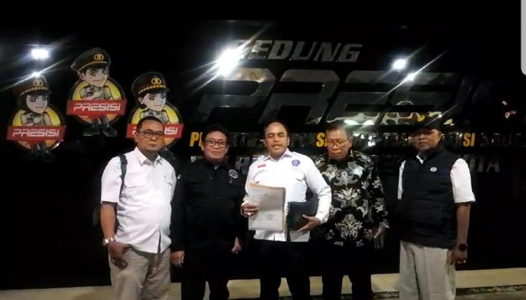 Kuasa Hukum IL pascamelaporkan seorang advokat berinisial IDH ke Polres Metro Bekasi Kota, Jumat (22/11/2024) malam. Foto: Ist