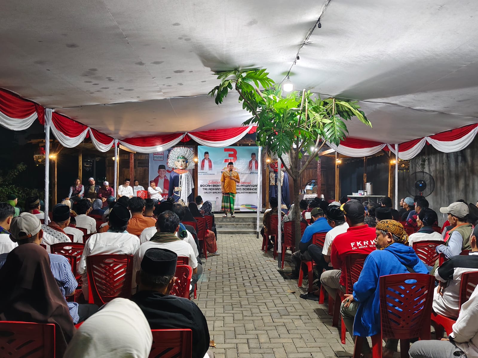 Ketua Dewan Dakwah Islam Indonesia (DDII) Kota Bekasi, Ustaz Salimin Dhani, mengajak masyarakat Kota Bekasi untuk mendukung pasangan calon (paslon) Tri Adhianto-Abdul Harris Bobihoe (Paslon Ridho) dalam Pemilihan Kepala Daerah (Pilkada) serentak 2024.