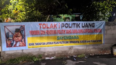 Spanduk Forbesti tolak politik uang.