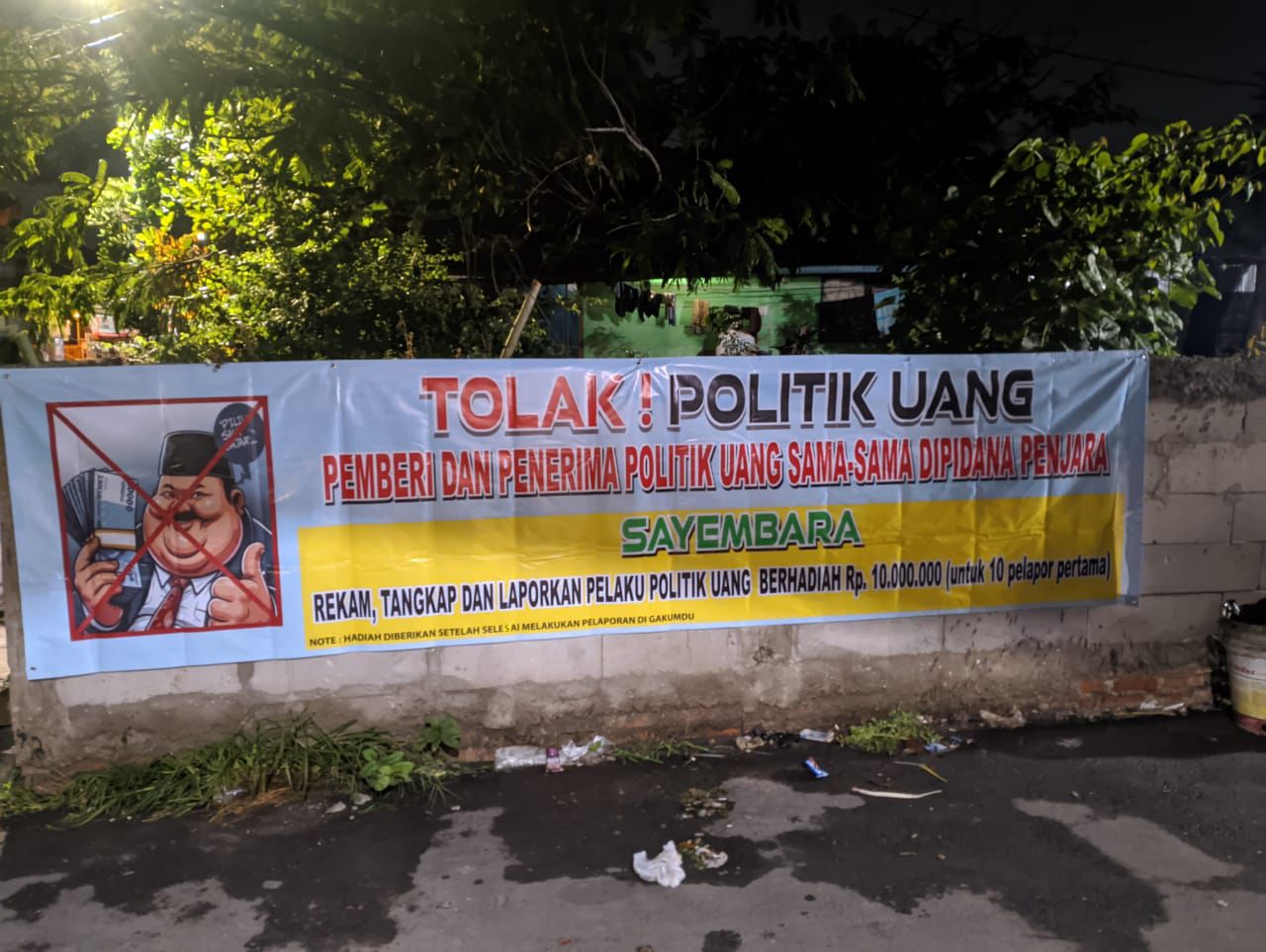 Spanduk Forbesti tolak politik uang.