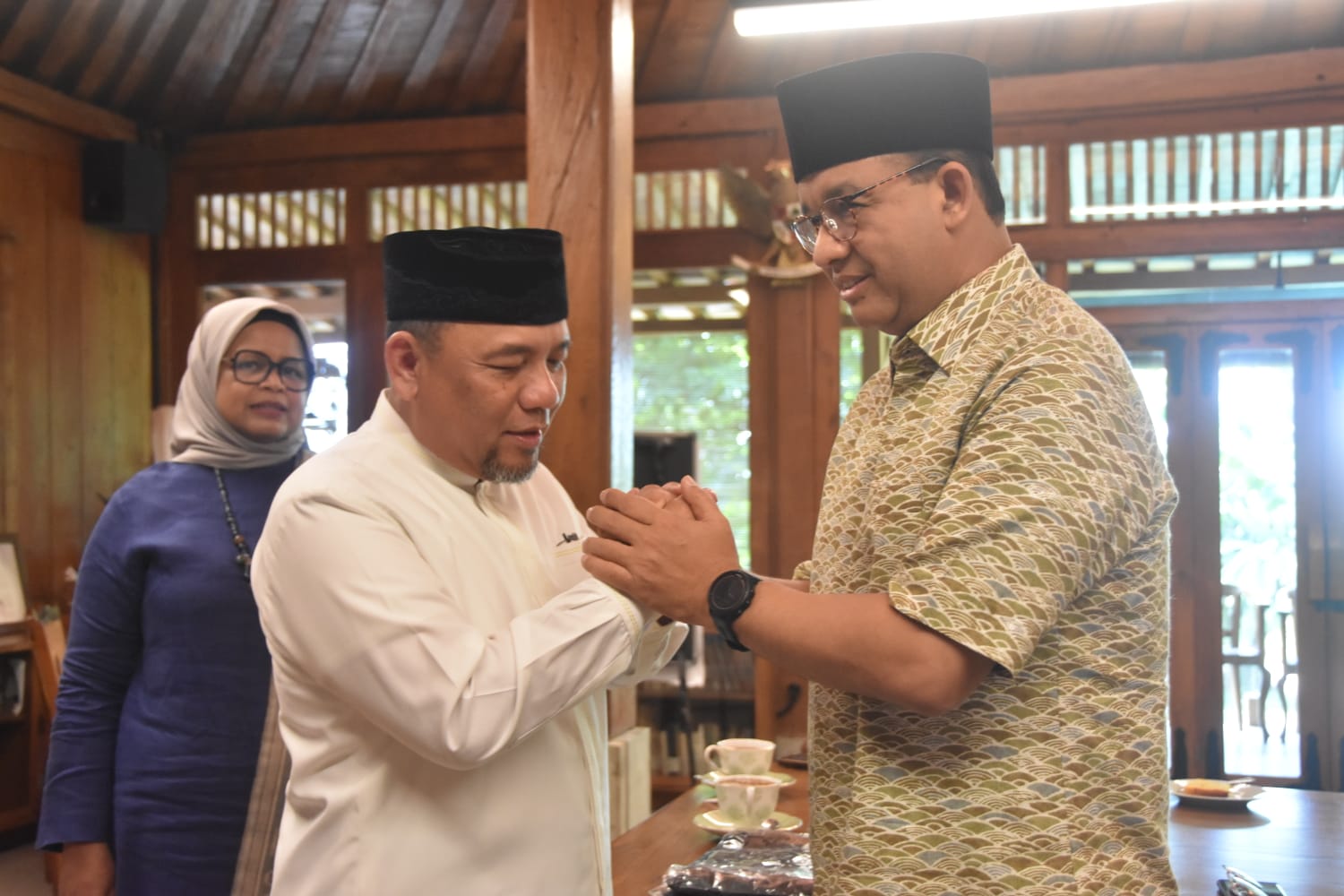 Calon Wali Kota Bekasi Heri Koswara berkunjung ke rumah Anies Basweda di Jakarta dalam masa tenang Pilkada Kota Bekasi 2024.