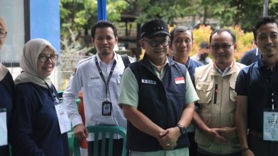 Pj Wali Kota Bekasi Raden Gani Muhamad saat meninjau pelaksaan Pilkada 2024. Foto: Ist