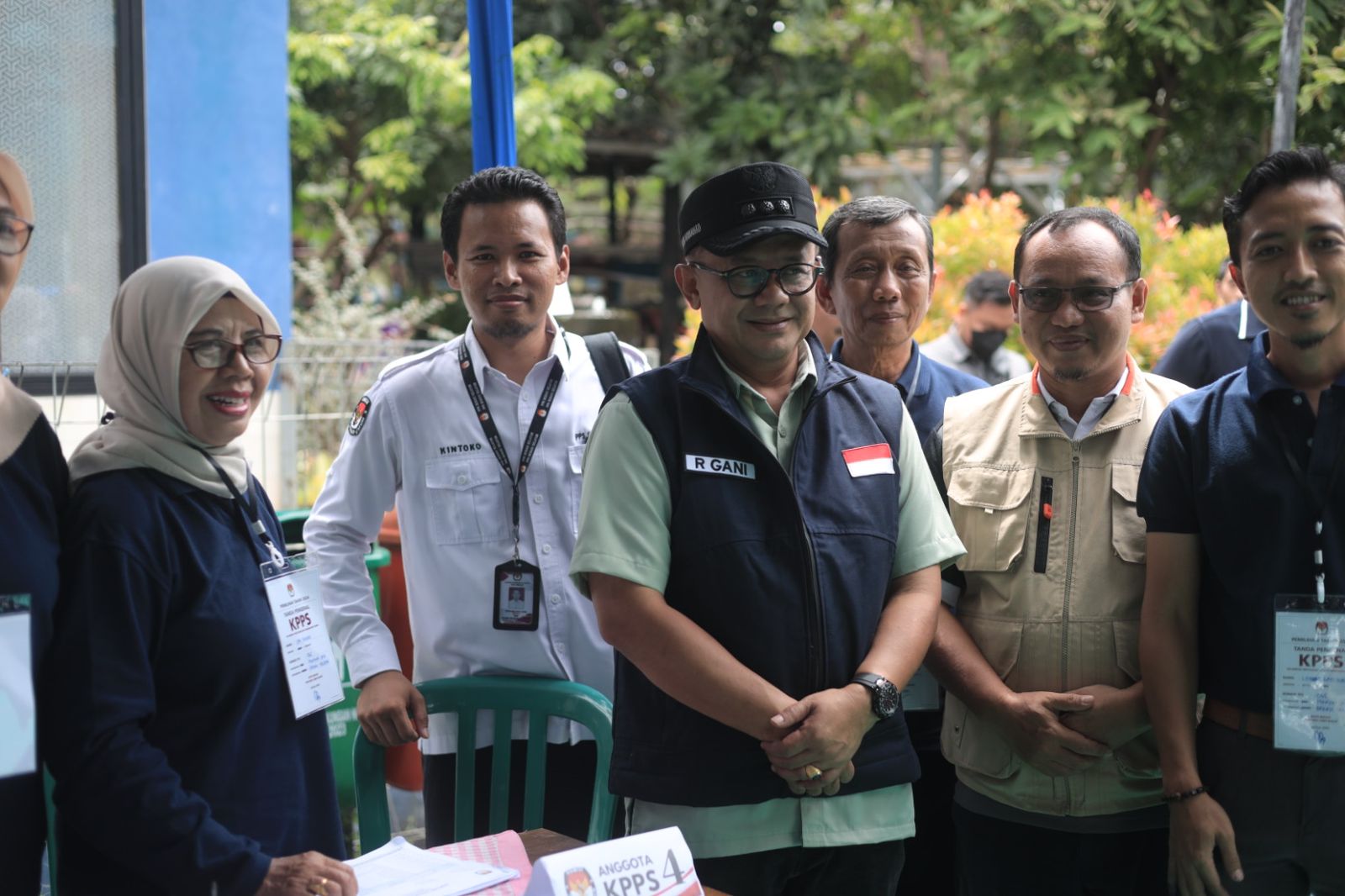 Pj Wali Kota Bekasi Raden Gani Muhamad saat meninjau pelaksaan Pilkada 2024. Foto: Ist