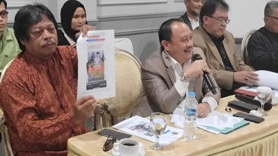 Tim Hukum Paslon Heri Koswara - Sholihin saat konferensi pers di Rumah Makan Wulansari. Foto: Ist