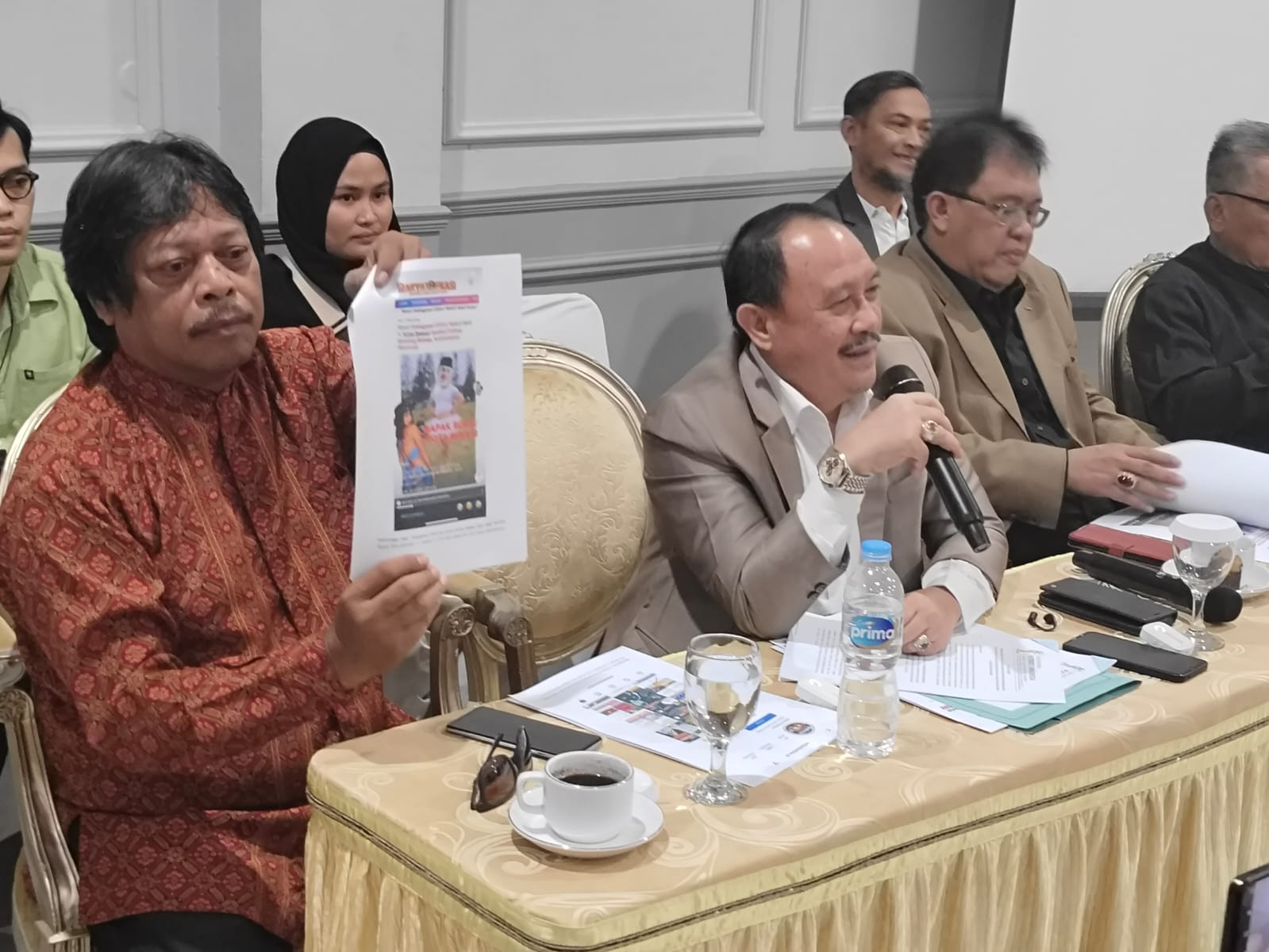 Tim Hukum Paslon Heri Koswara - Sholihin saat konferensi pers di Rumah Makan Wulansari. Foto: Ist