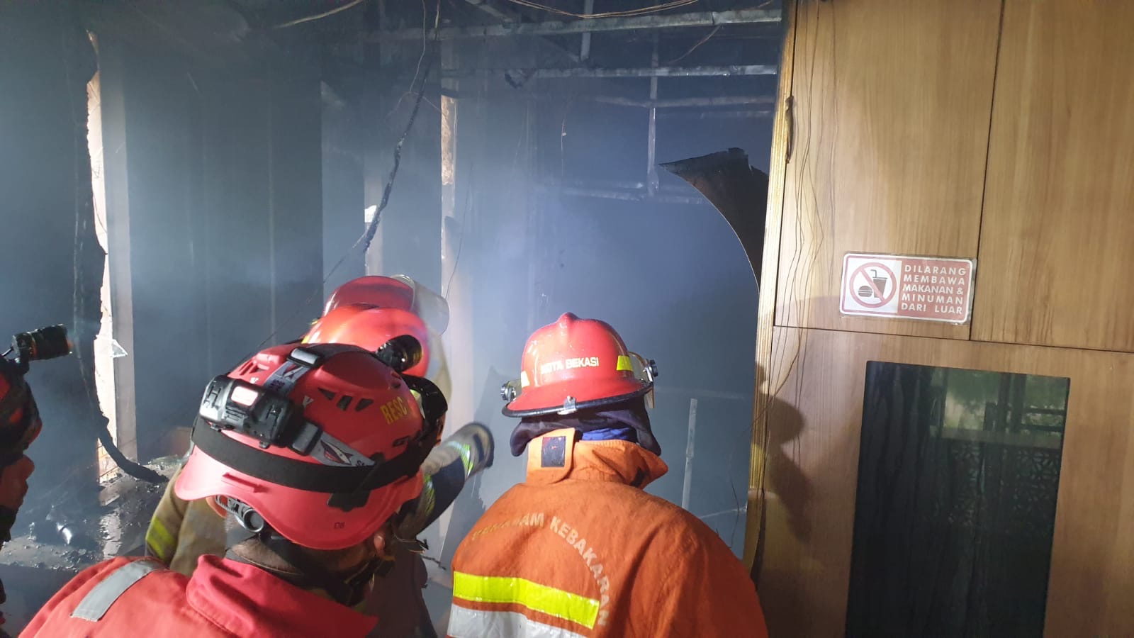 Disdamkarmat Kota Bekasi saat melakukan pemadaman api di Restoran Shuka Grill BBQ Shabu & Agemono di kawasan Bekasi Central Business District (BCBD) Summarecon Bekasi, Selasa (12/11/2024) pagi. Foto: Ist