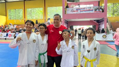 Ketua KONI Kota Bekasi Tri Adhianto bersama dengan atlet muda Taekwondo. Foto: Ist