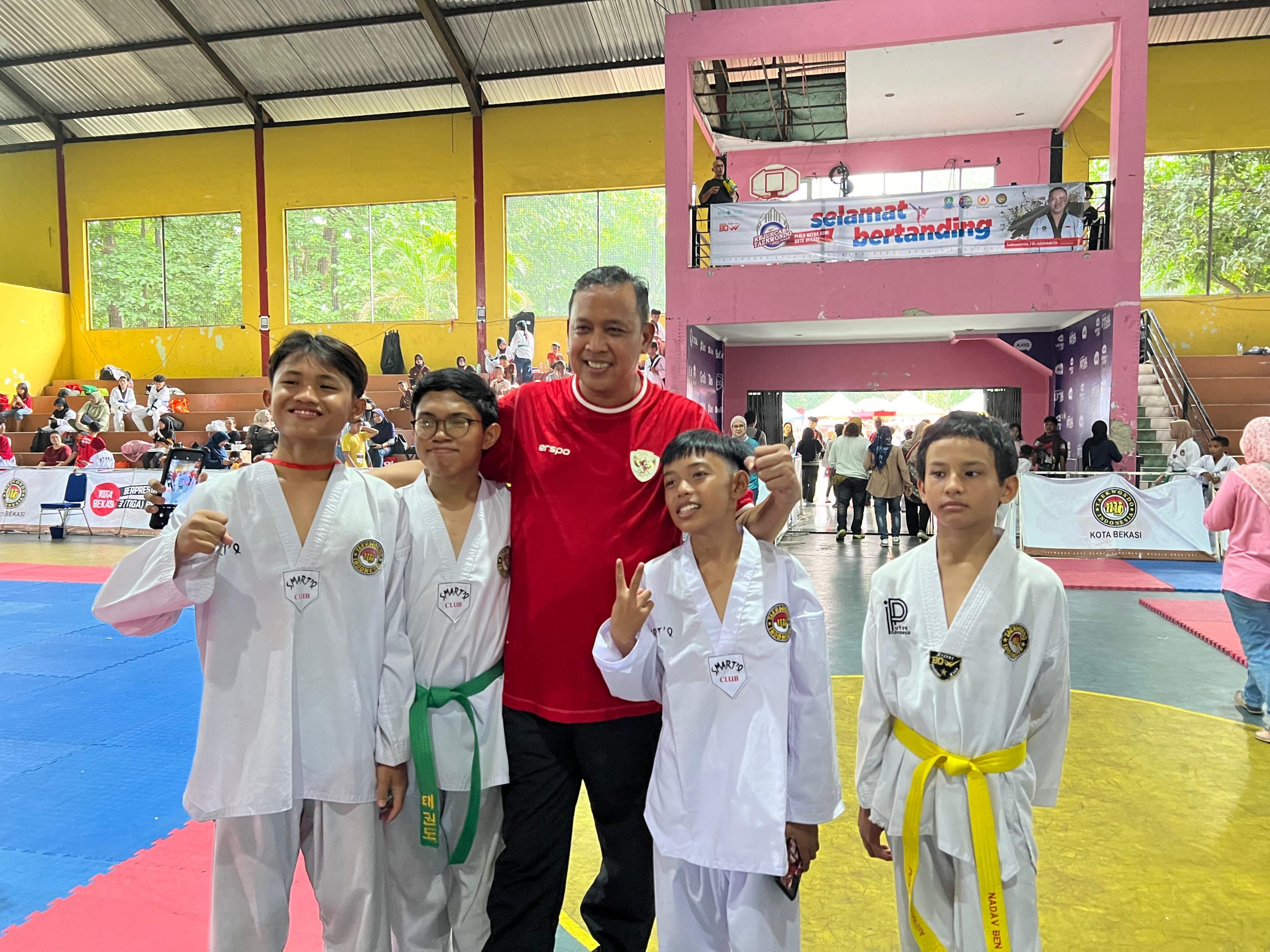 Ketua KONI Kota Bekasi Tri Adhianto bersama dengan atlet muda Taekwondo. Foto: Ist