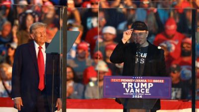 Foto: CEO Tesla dan pemilik X Elon Musk berbicara saat calon presiden dari Partai Republik dan mantan presiden AS Donald Trump menyaksikan selama rapat umum di lokasi percobaan pembunuhan Trump pada bulan Juli, di Butler, Pennsylvania, AS, 5 Oktober 2024. (REUTERS/Carlos Barria)