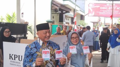 Calon Gubernur Jawa Barat nomor urut 03, Ahmad Syaikhu bersama keluarga menggunakan hak pilihnya di TPS 80 Jatimakmur, Pondok Gede, Kota Bekasi pada Rabu, 27 November 2024.