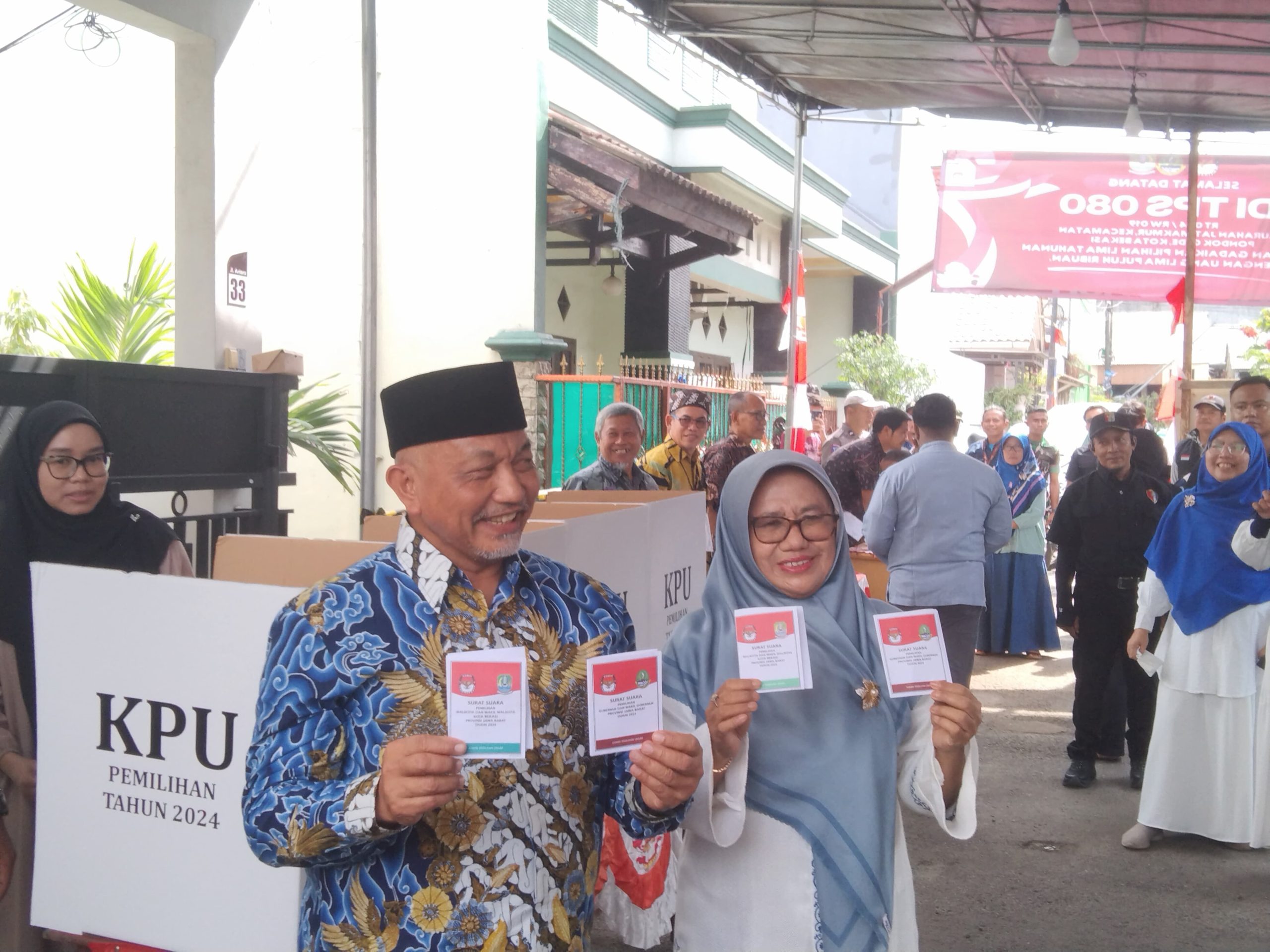 Calon Gubernur Jawa Barat nomor urut 03, Ahmad Syaikhu bersama keluarga menggunakan hak pilihnya di TPS 80 Jatimakmur, Pondok Gede, Kota Bekasi pada Rabu, 27 November 2024.