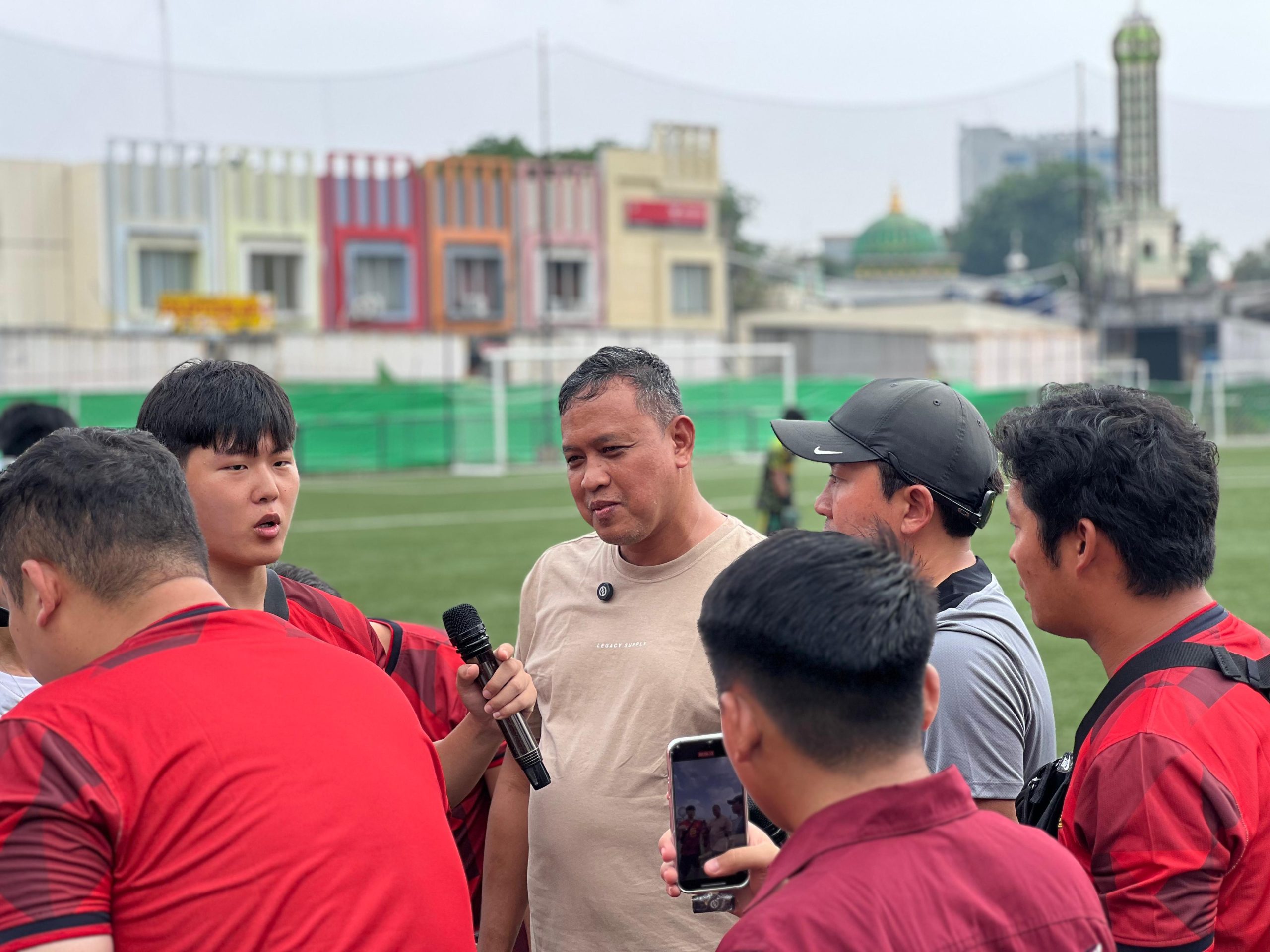 Ketua KONI Kota Bekasi Tri Adhianto saat mendampingi Pelatih Korsel. Foto: Ist