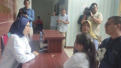 Keluarga korban kebakaran pabrik minyak dan pakan ternak di Pondok Ungu, Satria, Kota Bekasi, Jawa Barat datangi Posko DVI Ante Mortem, RS Polri, Jakarta Timur.