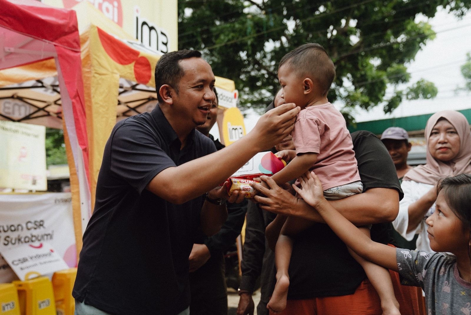 Indosat menyalurkan bantuan secara langsung kepada korban bencana alam di Sukabumi. Foto: Ist