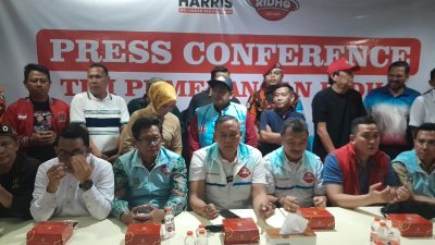 Paslon Tri Adhianto - Harris Bobihoe bersama tim pemenangan mendeklarasikan diri sebagai pemenang Pilkada Kota Bekasi. Foto: Yessiana/Gobekasi.id