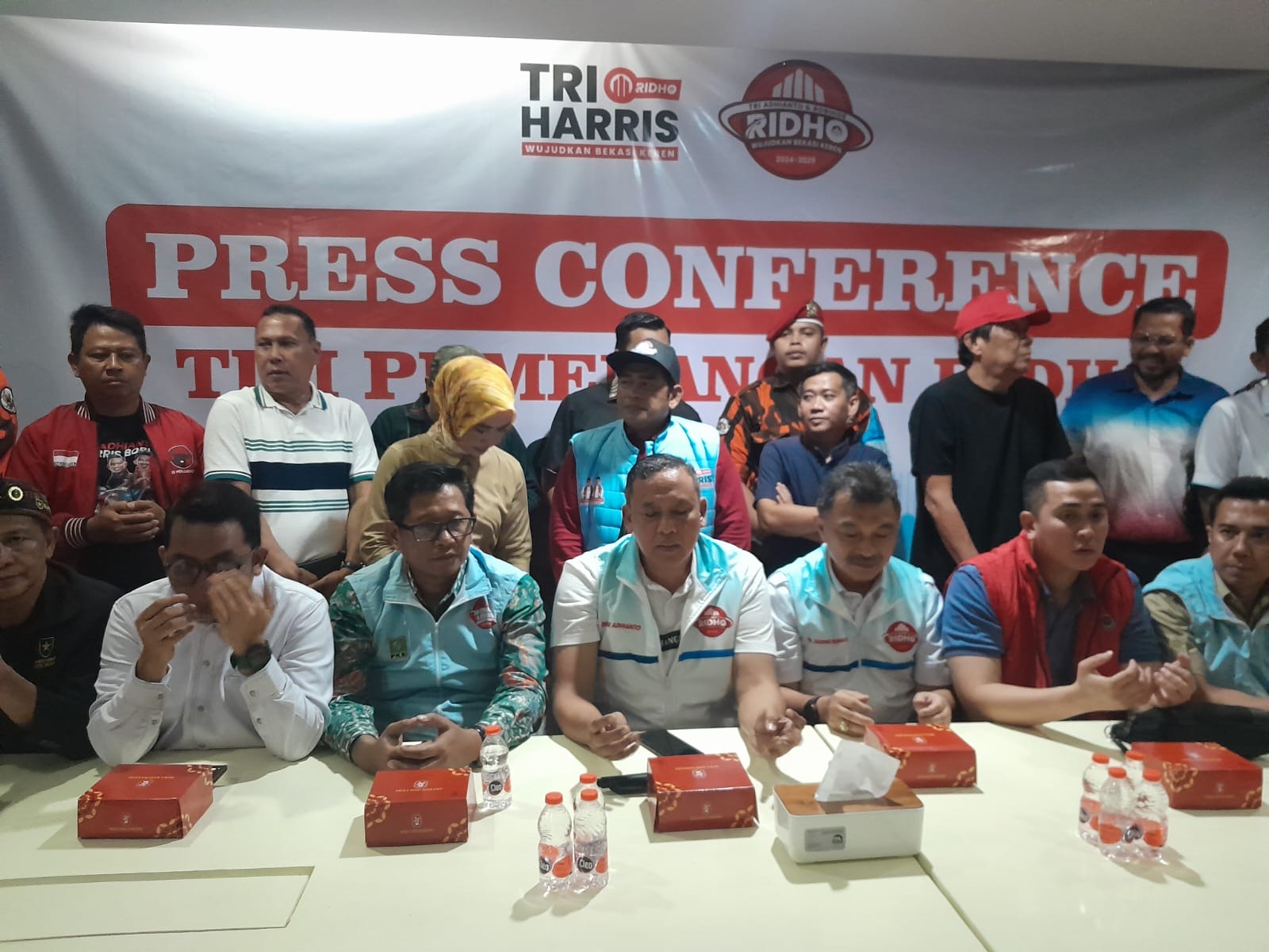 Paslon Tri Adhianto - Harris Bobihoe bersama tim pemenangan mendeklarasikan diri sebagai pemenang Pilkada Kota Bekasi. Foto: Yessiana/Gobekasi.id