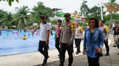 Kapolres Metro Bekasi, Kombes Pol Twedi Aditya Bennyahdi meninjau tempat wisata pada Libur Nataru 2024/2025.