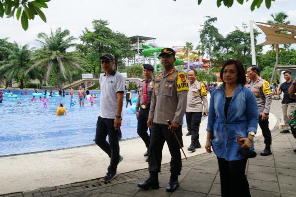 Kapolres Metro Bekasi, Kombes Pol Twedi Aditya Bennyahdi meninjau tempat wisata pada Libur Nataru 2024/2025.