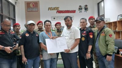 Warga bernama Saipulloh melaporkan penyelenggara pemilu ke Bawaslu Kota Bekasi atas dugaan politik uang. Foto: Ist