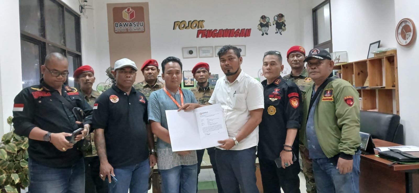 Warga bernama Saipulloh melaporkan penyelenggara pemilu ke Bawaslu Kota Bekasi atas dugaan politik uang. Foto: Ist