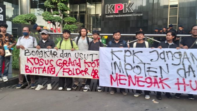Aksi Massa di depan gedung KPK menuntut pengusutan sejumlah dugaan korupsi di Kota Bekasi