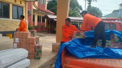 BPBD Kabupaten Bekasi menyalurkan bantuan logistik bagi korban terdampak banjir rob