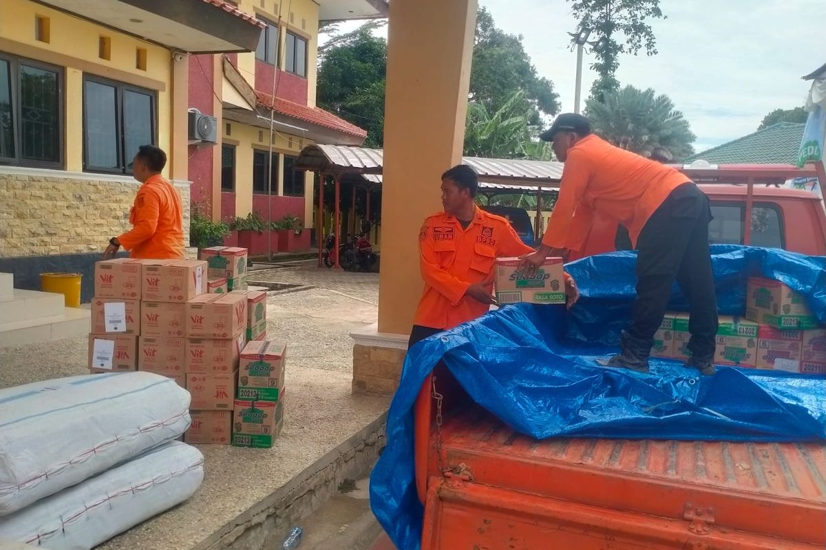 BPBD Kabupaten Bekasi menyalurkan bantuan logistik bagi korban terdampak banjir rob