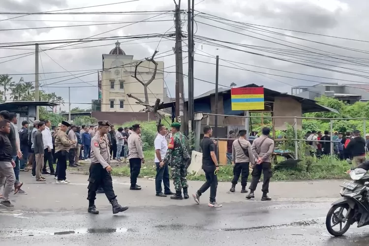 Pengadilan Negeri Kota Bekasi melalui Juru Sita melaksanakan eksekusi terhadap lahan seluas 7.515 meter persegi yang terletak di Jalan Raya Pejuang, Harapan Indah, Kota Bekasi.