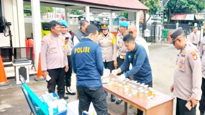 Personel Polsek Kedung Waringin jalani rangkaian tes urine narkotika. Foto: Ist