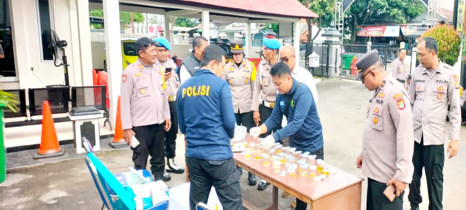 Personel Polsek Kedung Waringin jalani rangkaian tes urine narkotika. Foto: Ist