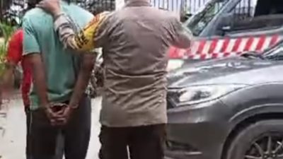 Pelaku berinisial J yang tega menghamili anak kandungnya sendiri digelandang polisi dari Kantor Desa Banjarsari, Kabupaten Bekasi.