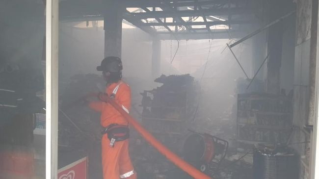 Disdamkarmat Kota Bekasi memadamkan objek yang terbakar di minimarket Bekasi Timur.