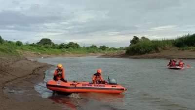TIM Sar Gabungan saat melakukan penyisiran di Sungai Citarum. Foto: Ist