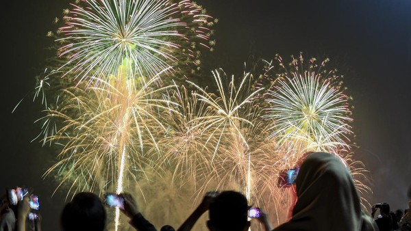 Ilustrasi malam pergantian tahun dengan kembang api