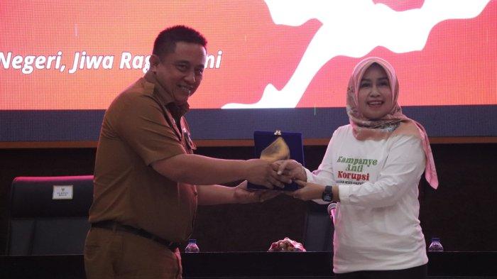 Kepala Kejari Kabupaten Bekasi, Dwi Astuti Beniyati memperingayi Hakordia 2024 bersama Pj Bupati Bekasi Dedy Supriadi. Foto: Ist