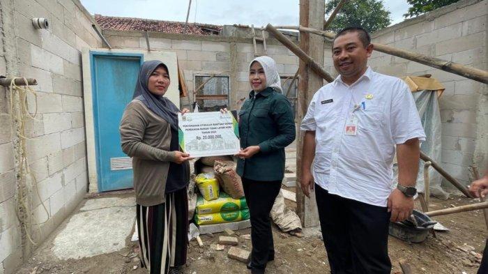Kepala Kejari Kabupaten Bekasi Dwi Astuti mengawal program Rutilahu agar tepat sasaran