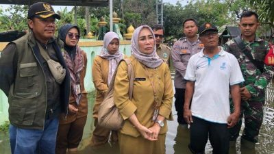 Kepala Puskesmas II Babelan Isniati Mahmud menggelar pengobatan massal terhadap warga di tiga desa yang terdampak banjir rob