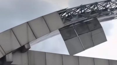 Lempengan seng icon Kota Bekasi terbang diterjang angin kencang