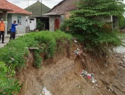 Longsor Terjang Bantaran Kali Bekasi, 23 Rumah dan Satu Musala Terdampak
