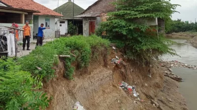 Longsor di bantaran Kali Bekasi Kampung Warung Pojok Babelan