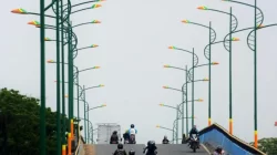 Pengendara melintasi Jalan Inspeksi Kalimalang seksi Tegal Danas-Tegal Gede di Kecamatan Cikarang Selatan, Kabupaten Bekasi yang telah difasilitasi lampu penerangan jalan umum dekoratif.