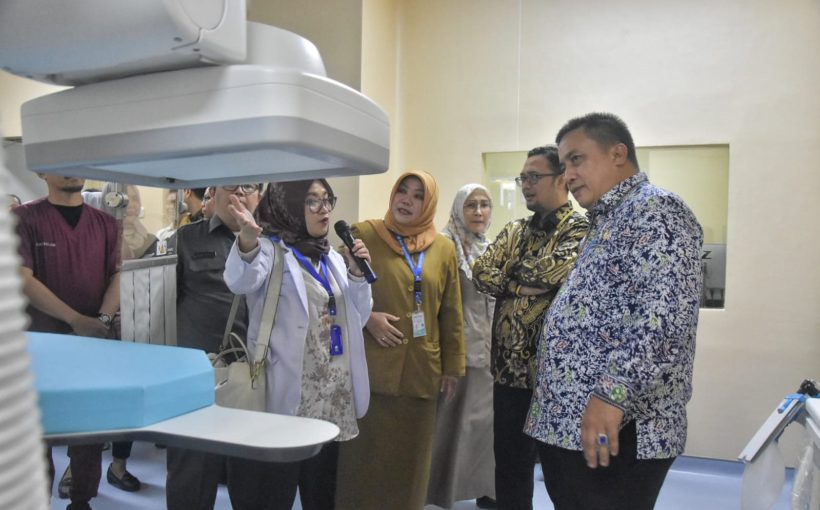 Penjabat Bupati Bekasi melihat laboratorium modern jantung di RSUD Kabupaten Bekasi