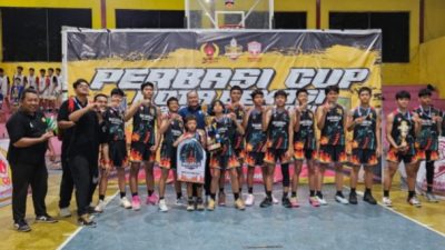 Penyerahan Piala Juara 1 kategori KU14PA Perbasi Cup 2024 Kota Bekasi