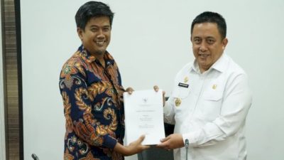Penyerahan dokumen dari BPK ke Pj Bupati Bekasi