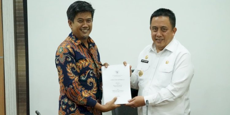 Penyerahan dokumen dari BPK ke Pj Bupati Bekasi