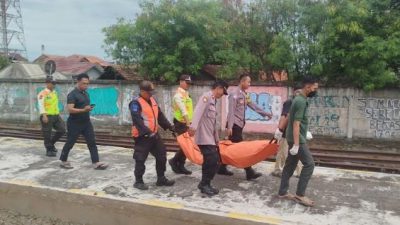Petugas Mengevakuasi Korban Kecelakaan Kereta Api di Cikarang