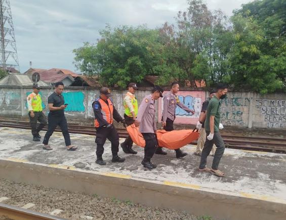 Petugas Mengevakuasi Korban Kecelakaan Kereta Api di Cikarang