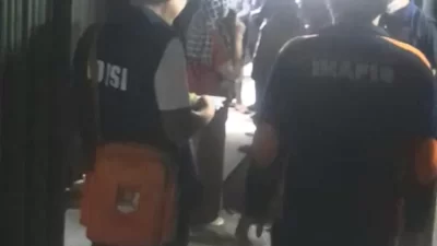 Petugas Mengevakuasi jasad tukang jahit yang tewas penuh lebam